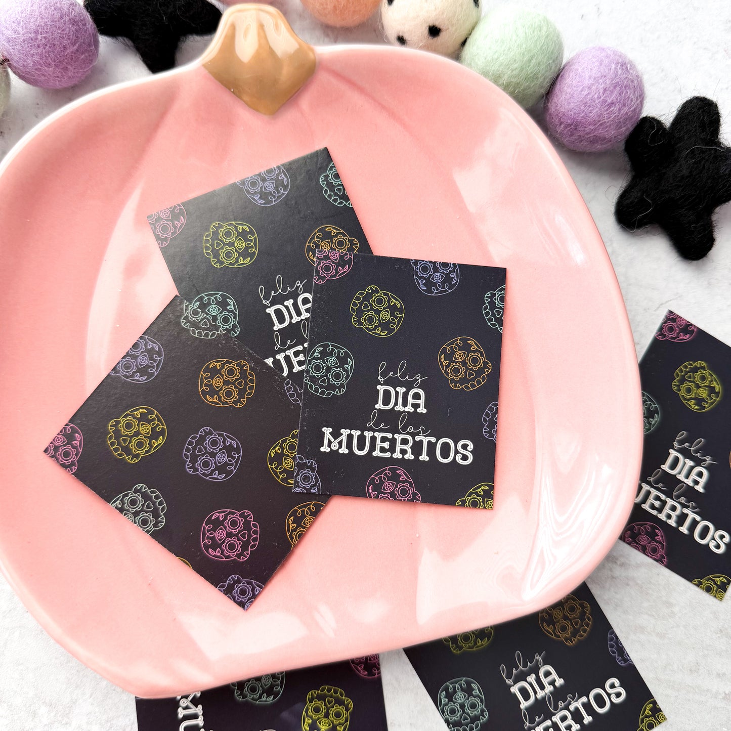 feliz dia de los muertos 2.5x2" tags - pack of 24